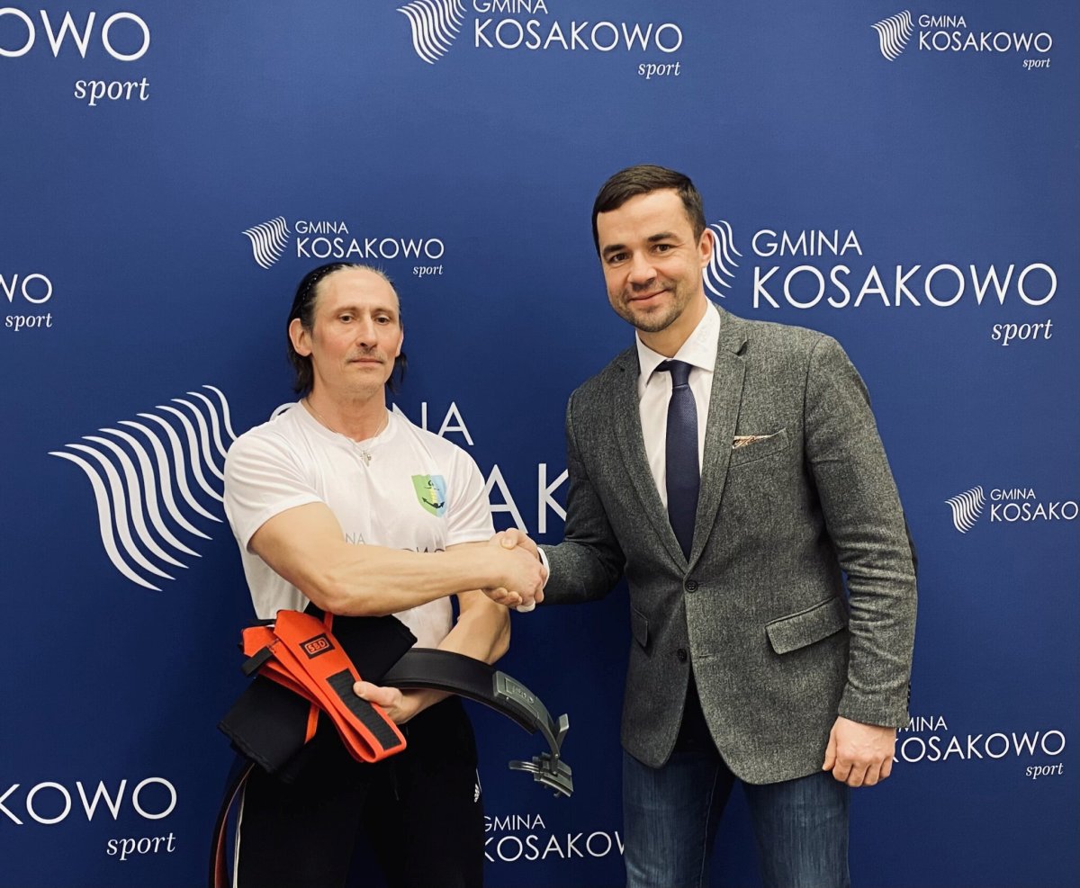 Od lewej: Marek Jaroniec, brązowy medalista MŚ w Trójboju Siłowym Klasycznym. Od prawej: dyrektor zarządu Kosakowo Sport Sp. z o.o., Dariusz Schwarz
