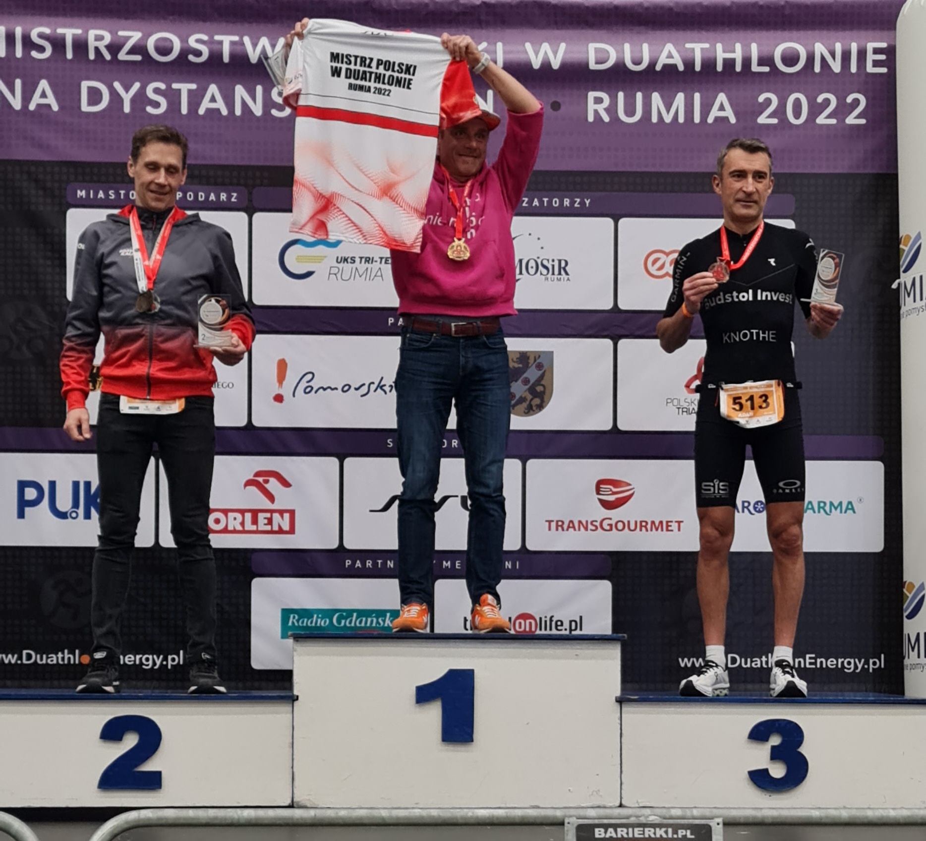 Z lewej: Pan Marcin Borycki na podium na Mistrzostwach Polski w Duathlonie