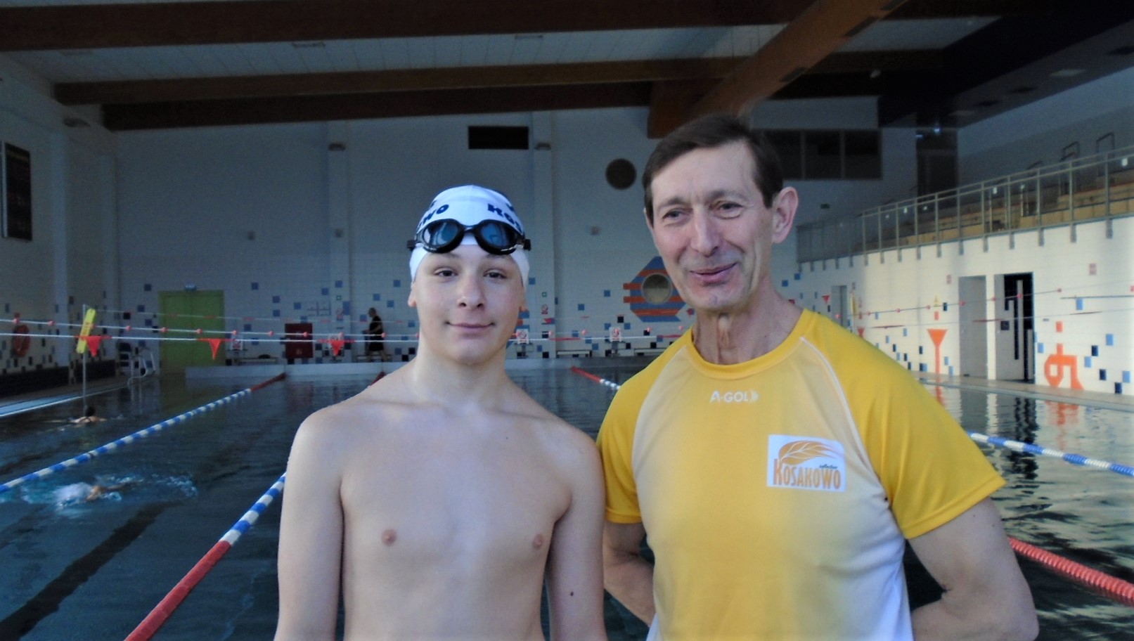 Na zdjęciu dwóch mężczyzn na pływalni