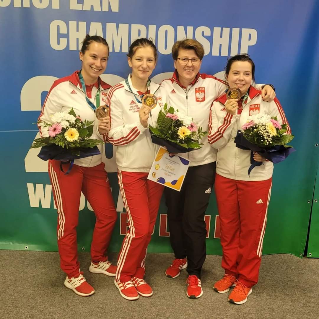 Na zdjęciu druga z lewej: Joanna Wawrzonowska z brązowym medalem w drużynie w konkurencji strzeleckiej pistolet sportowy.
