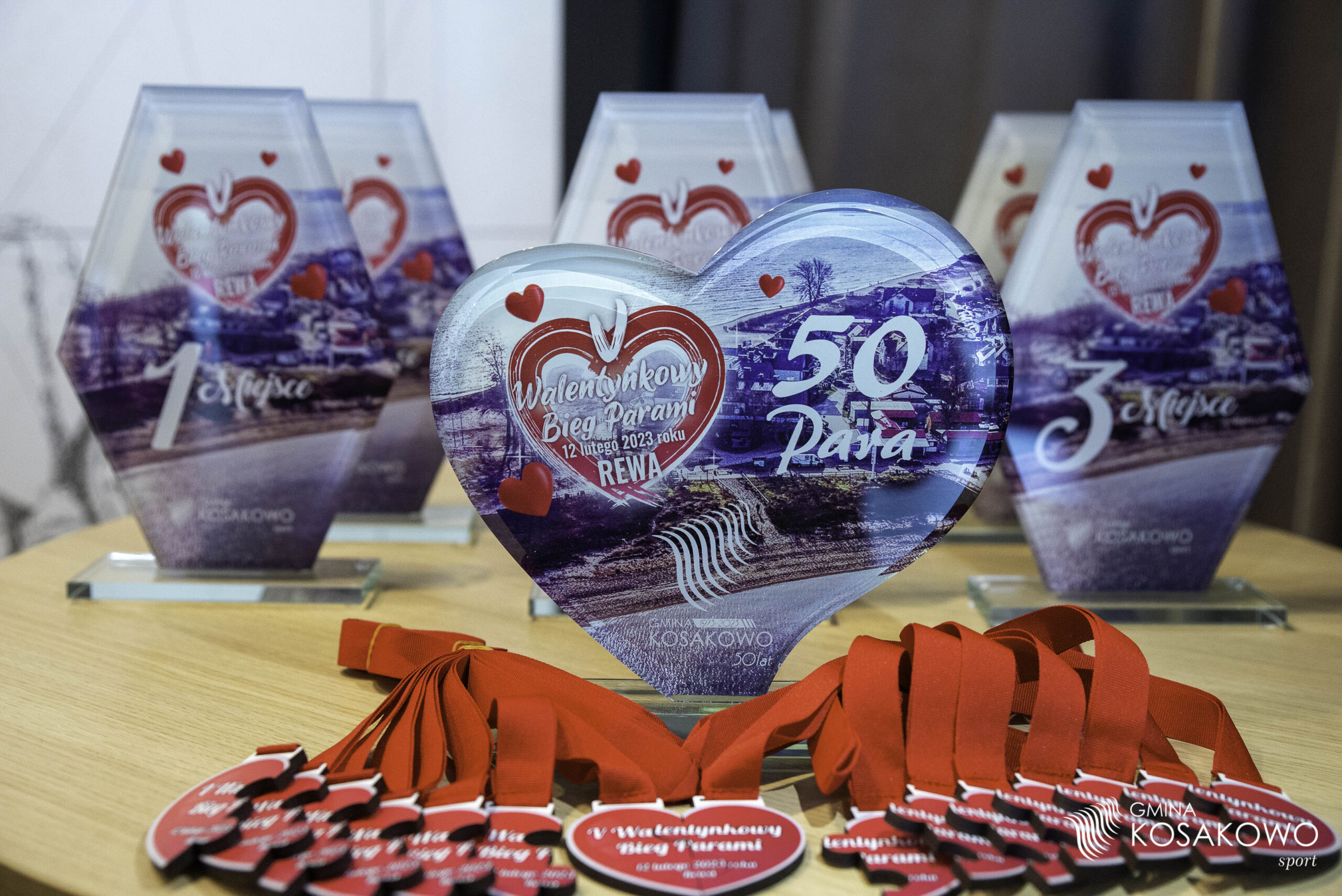 Szklane trofeum w kształcie serca dla pięćdziesiątej pary z okazji 50-lecia gminy Kosakowo. Fot. M. Krauze