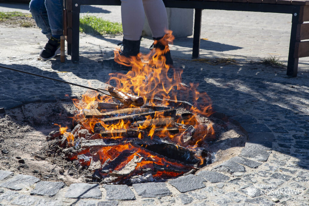 Pieczenie kiełbasek przy ognisku. Fot. M. Krauze